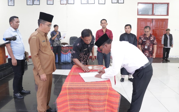 Sekretaris Daerah Kabupaten Toba Lantik Pejabat Administrator