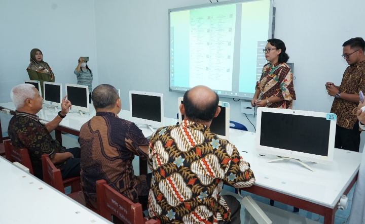 Bupati Asahan Tinjau Papan Tulis Interaktif di SMPN 1 Kisaran