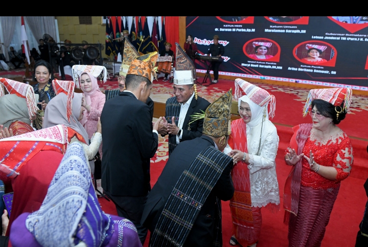 Marsombuh Sihol Maujan Simalungun *Edy Rahmayadi Dorong Pemkab Tingkatkan Hasil Perkebunan dan Pertanian*