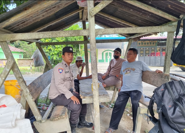 Bhabinkamtibmas Polsek Bandar Pulau Ingatkan Warga Jaga Kebersihan Lingkungan