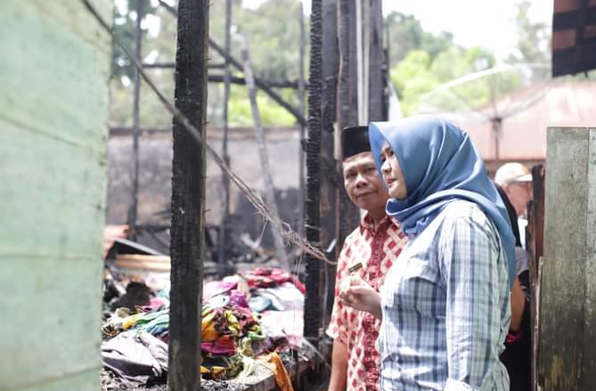 Kunjungi Korban Kebakaran di Siabu Madina, Wabup Atika Nasution Himbau Warga Waspada Akan Penggunaan Listrik