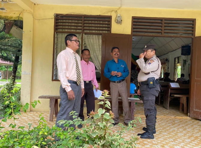 Personel Polsek Bandar Pulau Berikan Penhangaman di Gereja HKBP Desa Aek Songsongan