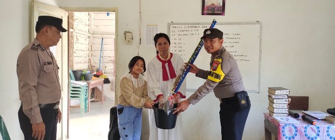 Laksanakan Minggu Kasih, Personel Polsek Prapat Janji Serahkan Kain Pel dan Sapu Lantai