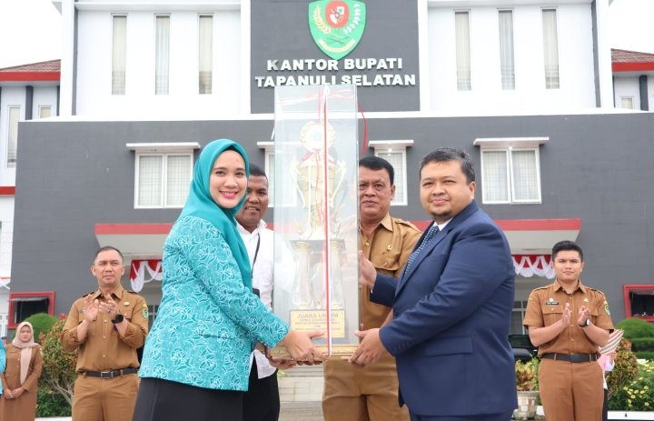 Raih Juara Umum Tingkat Provsu, Bupati Dolly Pasaribu Serahkan Sejumlah Penghargaan Ke Kades dan PKK Desa Tapsel