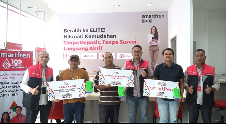 Hari Pelanggan Nasional, Smartfren Berikan Smartphone Kepada Pelanggan Setia di Medan