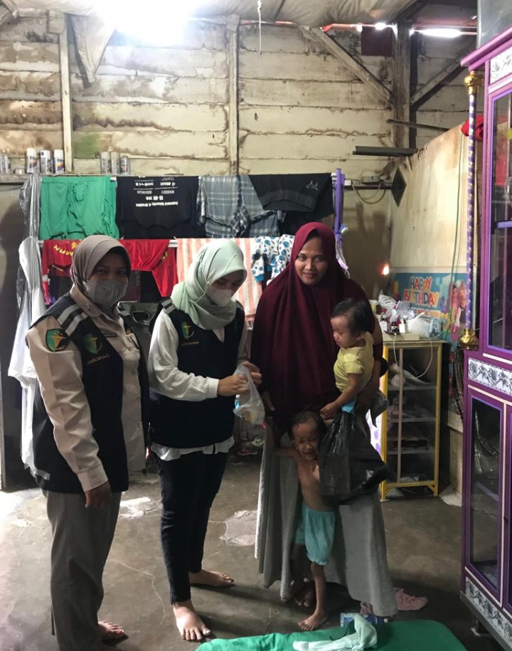 Gelar Bakti Sosial Pengentasan Stunting, SI Dokkes Polres Asahan Berikan Bantuan Sosial Kepada Anak-anak Penderita Stunting