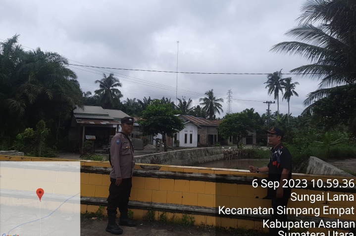 Bhabinkamtibmas Polsek Simpang Empat Pantau Desa Rawan Banjir