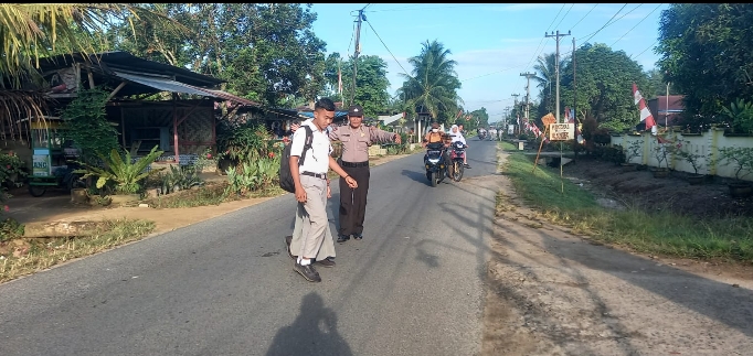 2 Personil Polsek Bandar Pasir Mandoge Melaksanakan Strong Poin