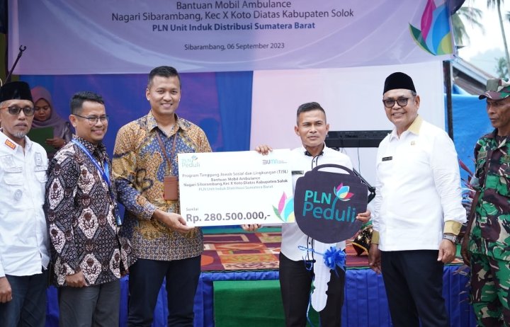 Bupati Solok Hadiri Penyerahan Satu Unit Mobil Ambulance di Nagari Sibarambang