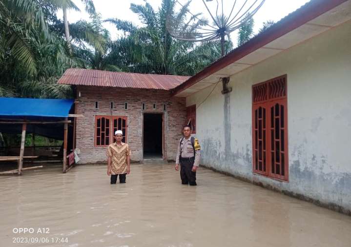 Akibat Curah Hujan Cukup Tinggi, Bhabinkamtibmas Polsek Kota Kisaran Lakukan Monitoring