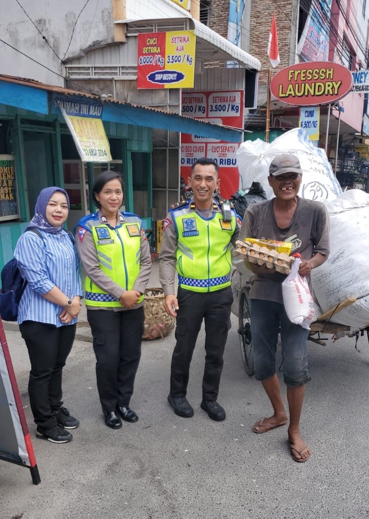Pemulung Di Stop Polisi, Ini Yang Terjadi