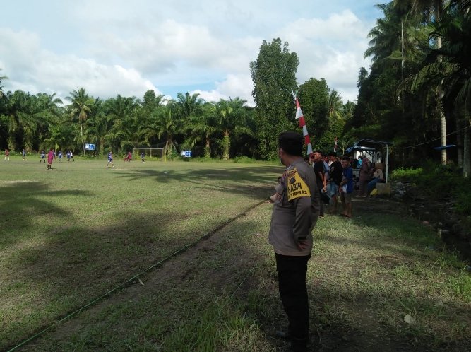 Personil polsek Air Joman Berikan Pengamanan Turnamen Sepak Bola Demokrat Cup Tahun 2023