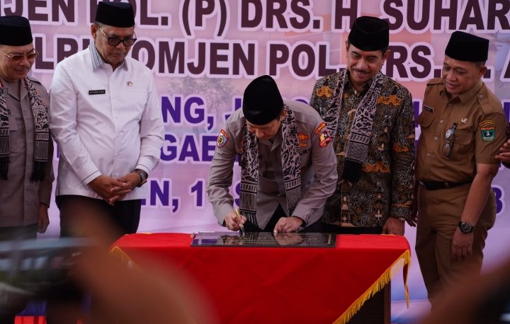 Penandatanganan Prasasti Tanda Peresmian Mesjid H. Alius Disaksikan Bupati Solok