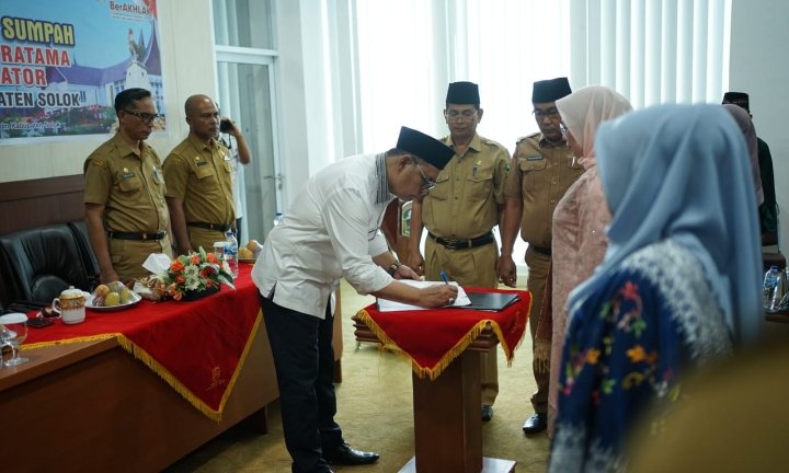 Bupati Solok Melantik dan Mengambil Sumpah 19 Orang Pejabat Tinggi Pratama dan Pejabat Administrator di Lingkup Pemerintah Kabupaten Solok