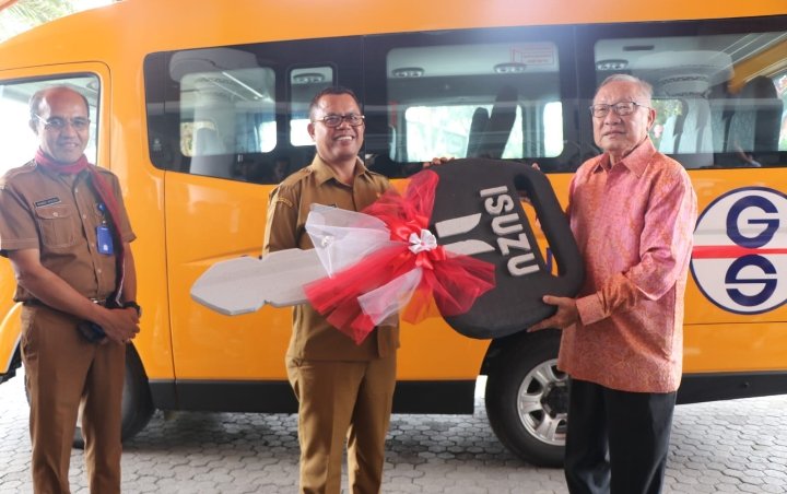 Pemkab Toba Terima Bus Sekolah Dari PT. Growth Steel Group