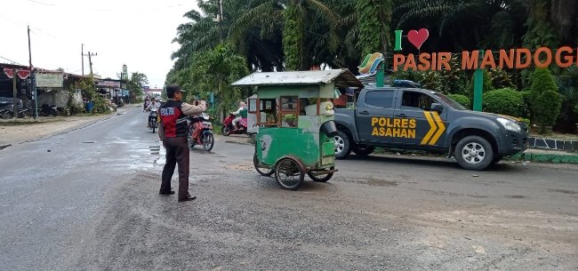Personil Polsek Bandar Pasir Mandoge Laksanakan Strong Point