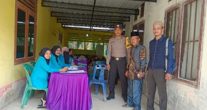 Bhabinkamtibmas Polsek Bandar Pasir Mandoge Door to Door di Kantor Desa Sei Nadoras