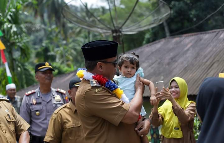 Hari Pertama Kunker di Wilayah Pantai Barat, Bupati Madina Sambangi Warga di Pasar Kayu Laut