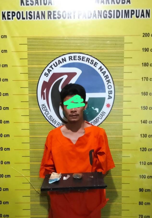 Nekat isap ganja di Warkop, Seorang Pria tak Berkutik saat dibekuk Sat Resnarkoba Polres Padangsidimpuan