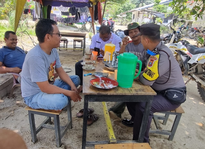 Bhabinkamtibmas Polsek Bandar Pulau Sambang Desa Bersama Dengan Warga Dusun I Desa Aek Nagali