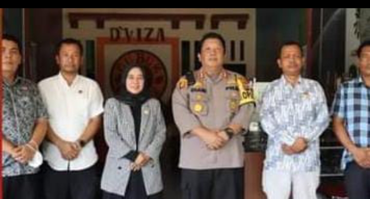 AKBP Diari Astetika dan Komisioner Bawaslu Palas Silaturahmi di Gubuk Cofee Sibuhuan