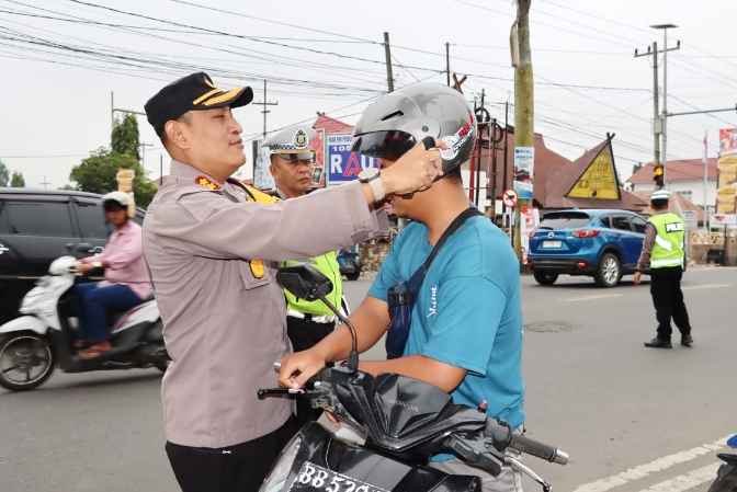 Puluhan Helm Gratis Dibagikan Kapolres Padangsidimpuan AKBP Dudung Setyawan saat Operasi Zebra TobaÂ 