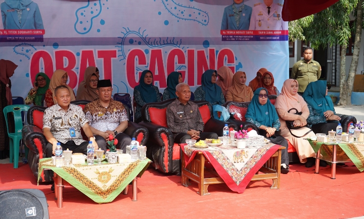 Bupati Asahan Serahkan Obat Cacing Pada Siswa/i UPTD SDN 015861