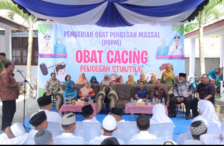 Sekda Asahan Beri Obat Pencegah Cacingan di UPTD SDN 010076 Pondok Bungur