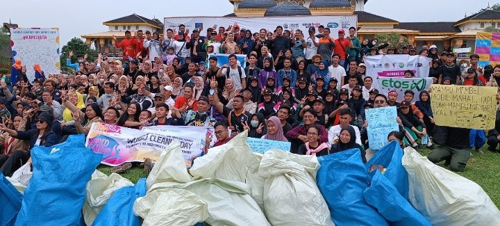 Peringati World Cleanup Day, Coca-Cola Europacific Partners Indonesia Ingatkan Pentingnya Pilah Sampah Melalui Aksi Bersih-Bersih Serentak di 10 Kota