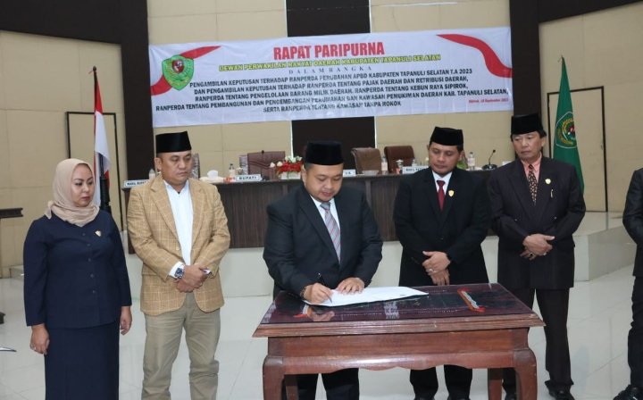 Ranperda P-APBD 2023 dan 5 Non APBD Disetujui Bersama, Bupati Dolly Pasaribu : Kiranya Dapat Tingkatkan Kinerja Untuk Pembangunan Tapsel