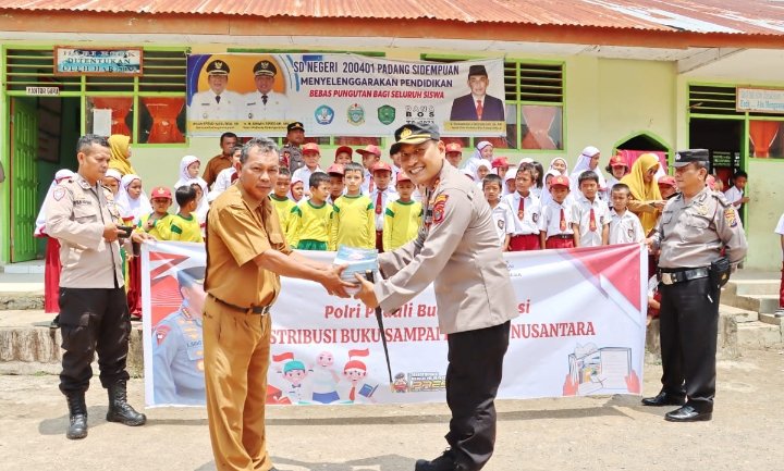 Wujud Polri peduli Budaya Literasi, AKBP Dudung Setyawan Sumbang Ratusan Buku ke SDN 200401 Padangsidimpuan