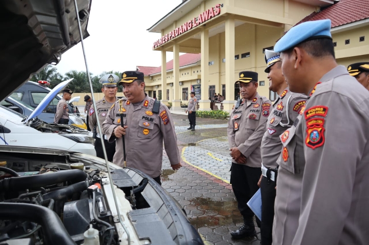 AKBP Diari Astetika Cek Kendaraan Dinas di Halaman Apel Polres Palas