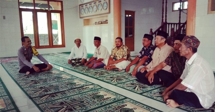 Personil Bhabinkamtibmas Polsek Prapat Janji Gasuling Damas di Mesjid Al-Hudayatussalam