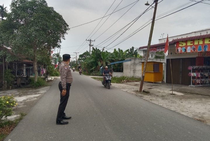 Antisipasi Kemacetan, Personel Polsek Sei Kepayang Gatur Pagi di Perempatan Jalan Besar