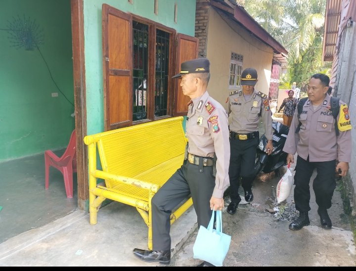 Peka dan Peduli, Kapolsek dan Personel Polsek Air Joman Bagi Sembako Kepada Warga Kurang Mampu
