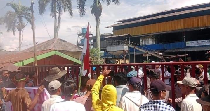 Puluhan Masyarakat dan Mahasiswa Unjuk Rasa di PKS PTPN IV Unit Ajamu Dituding Buang Limbah ke Sungai