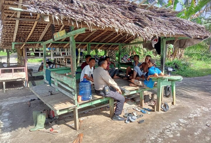Kanit Binmas Polsek Pulau Raja Jumat Curhat di Dusun I II Desa Mekar Sari