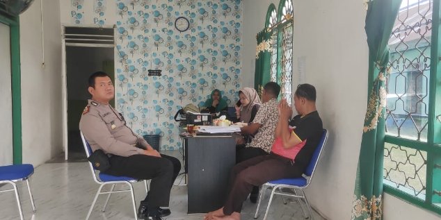 Personel Polsek Bandar Pulau Himbauan Tentang Berita Hoax Di Jumat Curhat