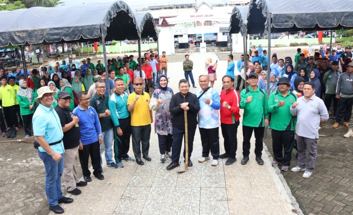 Bupati dan Ketua TP PKK Tapsel Membaur Bersama Masyarakat Lakukan Gotong Royong