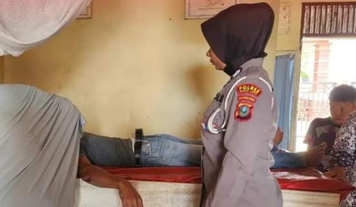 Polwan Sat Lantas Polres Palas Menolong Masyarakat Yang Kecelakaan Lalu Lintas