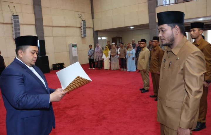 Bupati Tapsel Dolly Pasaribu Lantik Pejabat Administrator, Pengawas, Ka UPT Puskesmas dan Kepsek SD/SMP