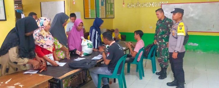 Bhabinkamtibmas Desa Sei Apung Lakukan Pengawasan dan Monitoring Penyaluran BansosÂ Pangan Cadangan Beras Pemerintah Tahun 2023
