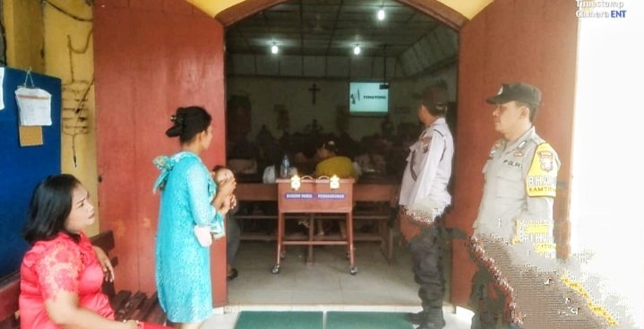 Personel Polsek Sei Kepayang Melaksanakan Kegiatan Pengamanan Gereja