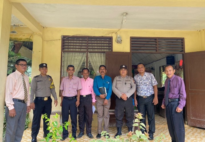 Personel Polsek Bandar Pulau Pengamanan Gereja HKBP Desa Aek Songsongan