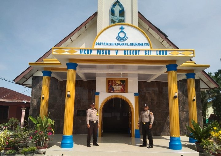 Personel Polsek Sei Kepayang Melaksanakan Kegiatan Pengamanan Gereja
