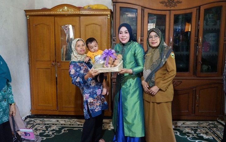 Ketua TP PKK Kabupaten Solok Ny Hj Emiko Epyardi Asda SP Serahkan Bantuan PMT
