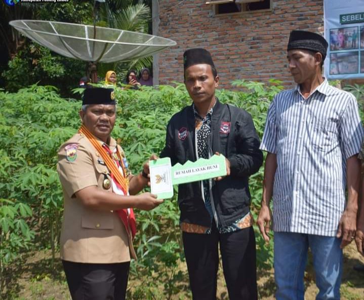 Plt Bupati Palas Serahkan Penerima Manfaat Bedah Rumah Tak Layak Huni Menjadi Layak Huni