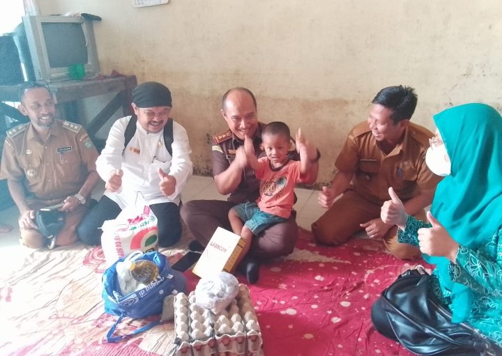 Penyuluh Agama Islam Kunjungi Dan Ikut Serta Pemberian Makanan Tambahan Bagi Balita Stunting di Kelurahan Mutiara dan Umbut Umbut