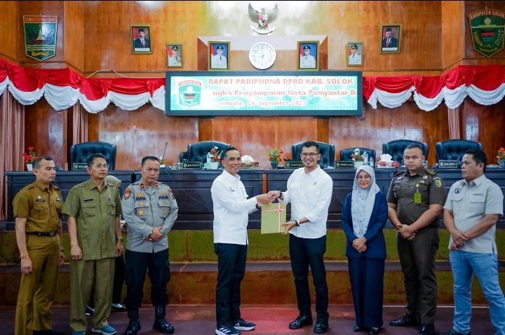 Rapat Paripurna DPRD Kab. Solok Tentang Pajak Daerah dan Retribusi Daerah.
