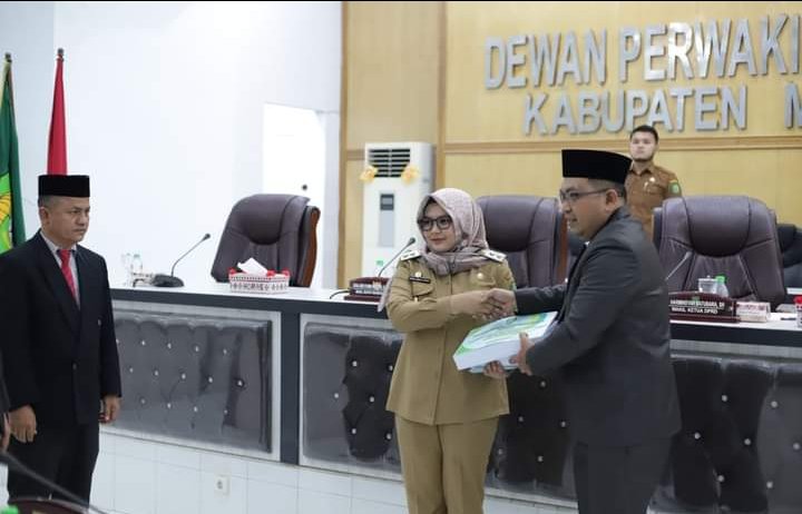 Wabup Atika Nasution Sampaikan Tanggapan atas Pandangan Umum Fraksi DPRD Madina